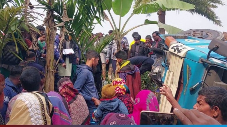 ছবির ক্যাপশন: ট্রাকচাপায় মোটরসাইকেলের তিন আরোহী নিহত